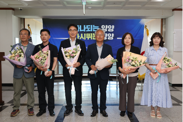 민선 9기 양양군수직 인수위원회 출범식 참석자들이 기념 사진을 찍고 있다. 양양군 제공