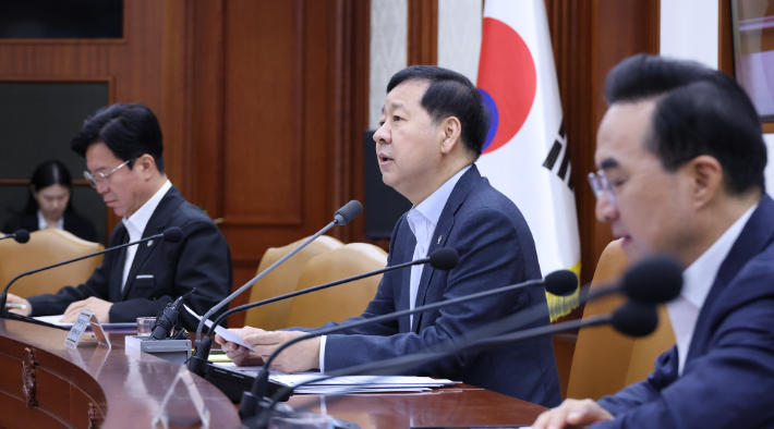 구윤철 부총리 겸 재정경제부 장관이 19일 서울 종로구 정부서울청사에서 열린 비상경제본부 회의 겸 경제·대외경제관계장관회의에서 발언하고 있다. 연합뉴스