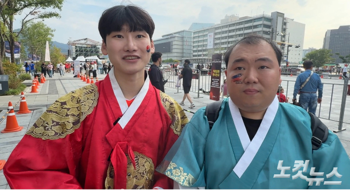 19일 서울 광화문 광장에 곤룡포를 입고 거리 응원에 나선 김경배씨와 김세정씨. 고성민 수습기자