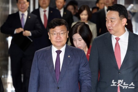 원내대책회의 참석하는 정점식 원내대표