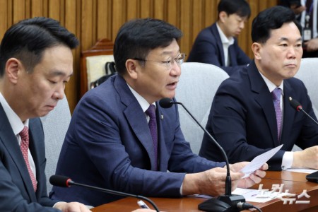발언하는 정점식 원내대표