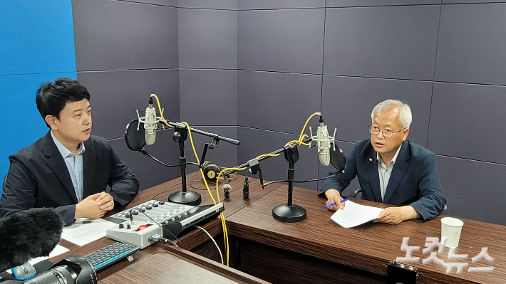 강원영동CBS 스튜디오에서 인터뷰를 하고 있는 김정중 양양군수 당선인. 전영래 기자