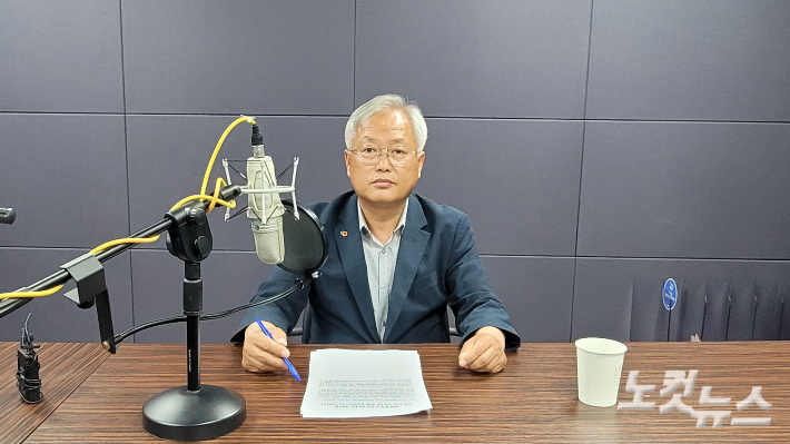 강원영동CBS 스튜디오에서 인터뷰를 하고 있는 김정중 양양군수 당선인. 전영래 기자