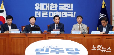 더불어민주당 정청래 대표가 19일 서울 여의도 국회에서 열린 최고위원회의에서 발언을 하고 있다.