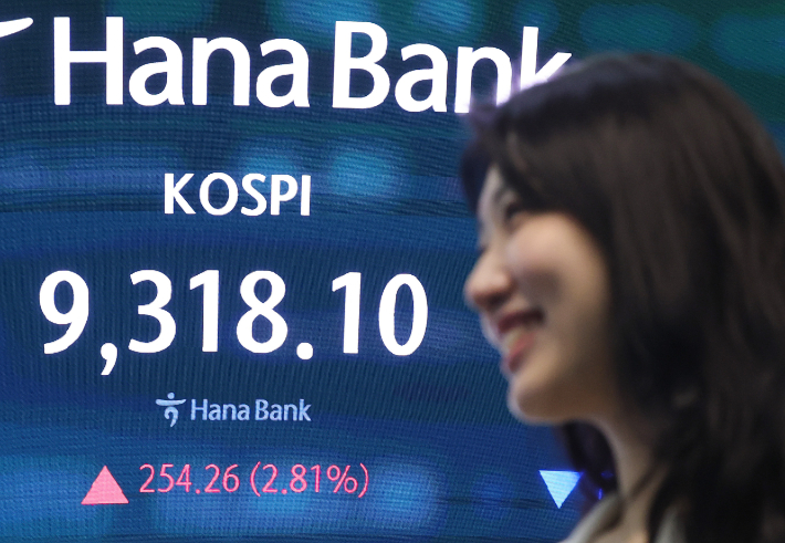 19일 서울 중구 하나은행 딜링룸 현황판에 코스피지수가 표시되고 있다. 연합뉴스