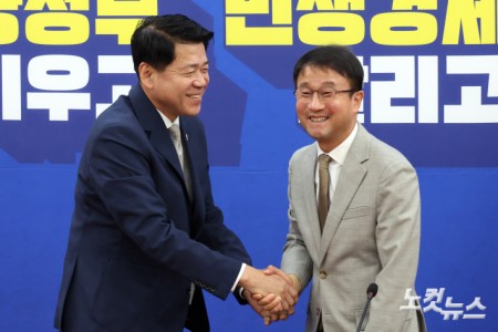 악수하는 민주당 한병도 원내대표-조국혁신당 김준형 원내대표