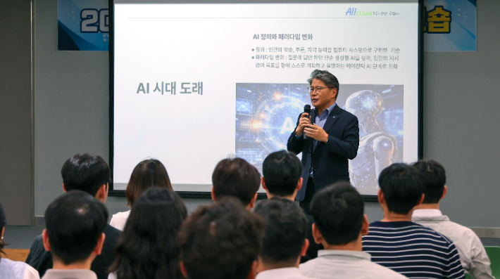 전남개발공사 장충모 사장이 18일 본사에서 열린 '2026년 전 직원 청렴 워크숍'에서 'AI 시대'에 수반하는 '윤리적 리스크'를 구체적인 부패 사례를 통해 생생하게 소개해 임직원의 경각심을 일깨웠다. 전남개발공사 제공