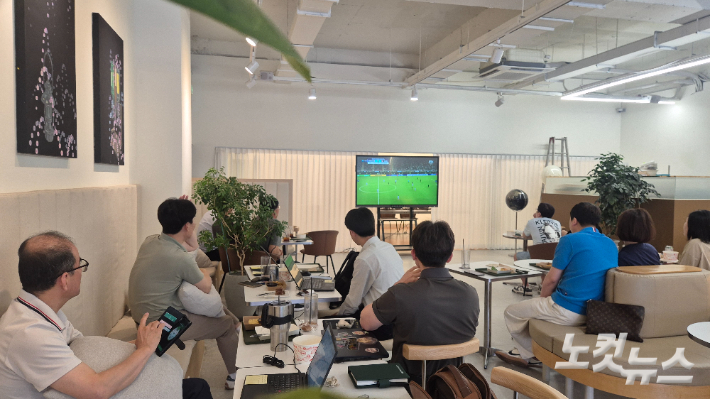 19일 오전 11시쯤 광주 서구의 한 갤러리 카페에서 시민들이 대한민국과 멕시코의 월드컵 조별리그 2차전 경기를 관람하고 있다. 한아름 기자 