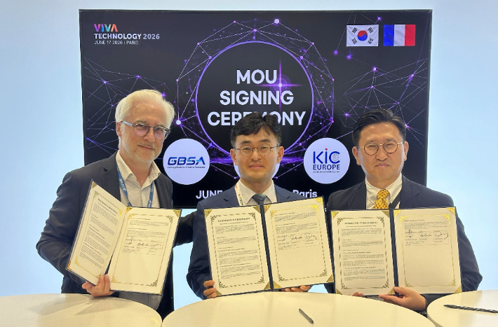 지난 17일 프랑스 파리에서 열린 '비바테크(VivaTech) 2026' 행사 현장 내 경기도 DX존에서 경기도경제과학진흥원과 프랑스 다쏘시스템, KIC 유럽이 경기도 내 중소기업의 유럽 진출 지원을 위한 3자 업무협약을 맺은 뒤 기념사진을 찍고 있다. (왼쪽부터)다쏘시스템 프레데릭 바셰(Frédéric Vacher) 혁신 총괄, 김현곤 경과원장, KIC 유럽 황종운 센터장. 경기도경제과학진흥원 제공