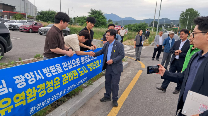 김성환 기후에너지환경부 장관이 17일 광양시 배알도수변공원을 방문해 광양시 공무원들과 인사를 나누고 있다. 광양시 제공 