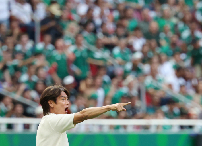 19일(한국시간) 멕시코 사포판 과달라하라 스타디움에서 열린 2026 북중미 월드컵 A조 2차전 한국과 멕시코의 경기. 홍명보 감독이 작전 지시를 하고 있다. 연합뉴스