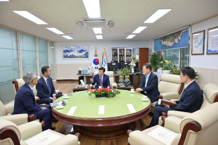 정기명(가운데) 전남 여수시장과 서영학(왼쪽 두 번째) 당선인이 의견을 나누고 있다. 여수시 제공