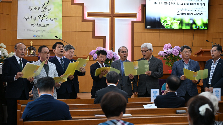 한국기독교장로회 전국장로회연합회는 충남 아산 백석포교회에 햇빛발전소 설치를 위한 헌금을 전달했다. 한국기독교장로회 제공