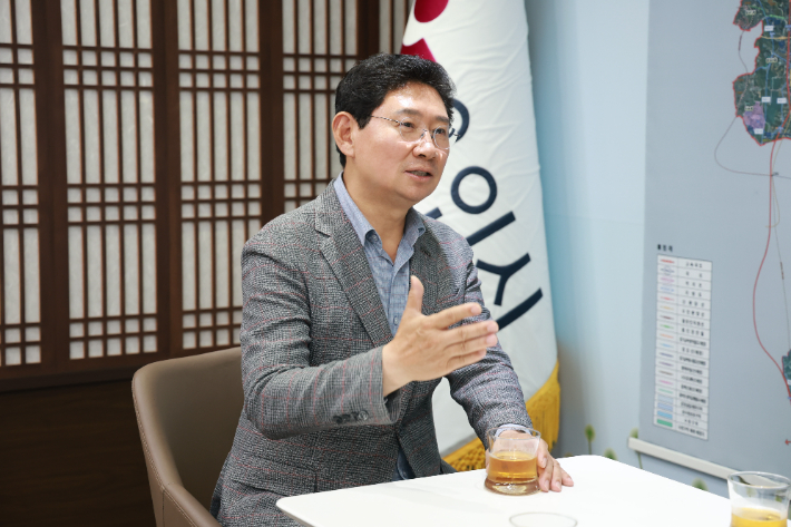 지난 16일 CBS노컷뉴스와 인터뷰 중인 이상일 경기 용인시장. 용인시 제공
