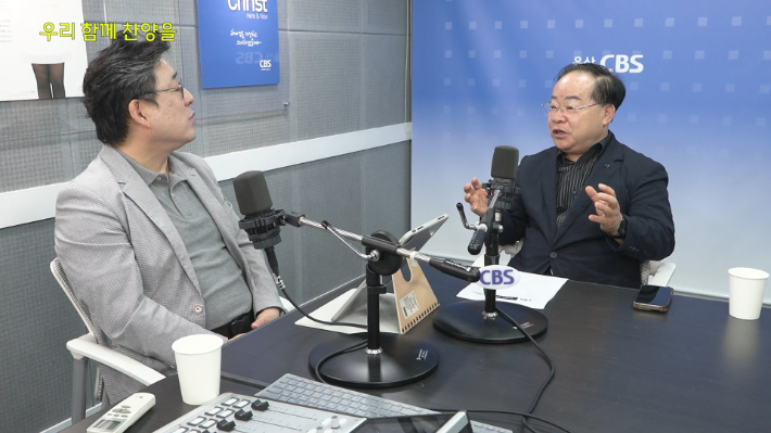 왼쪽부터 권정성 교수, 오주철 목사(언양영신교회). 유튜브 영상 캡처