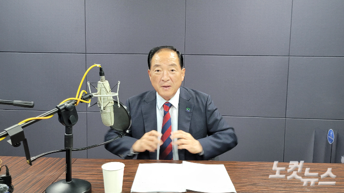 강원영동CBS 스튜디오에서 인터뷰를 하고 있는 이병선 속초시장. 전영래 기자