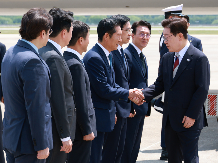 G7 정상회의와 유럽 순방을 마치고 귀국한 이재명 대통령이 18일 성남 서울공항에서 환영나온 더불어민주당 정청래 대표와 인사하고 있다. 연합뉴스