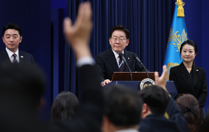 이재명 대통령이 19일 청와대 춘추관에서 G7 참석·유럽 순방 결과 브리핑을 마친 뒤 취재진의 질문을 받고 있다. 연합뉴스
