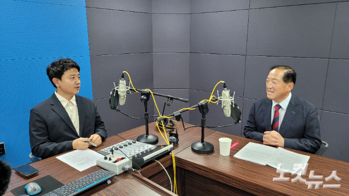 강원영동CBS 스튜디오에서 인터뷰를 하고 있는 이병선 속초시장. 전영래 기자