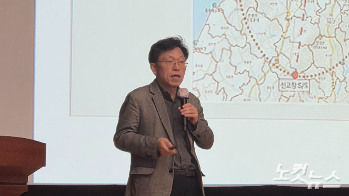 하승수 변호사가 지난 3월 전남 순천에서 열린 강연에서 기후위기 시대 지역과 에너지의 역할에 대해 이야기하고 있다. 박사라 기자 