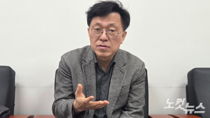 CBS노컷뉴스와 인터뷰 중인 하승수 변호사. "비수도권에서 생산한 전기를 수도권으로 보내는 현재의 전력 구조는 지속 가능하지 않다"고 말했다. 박사라 기자 