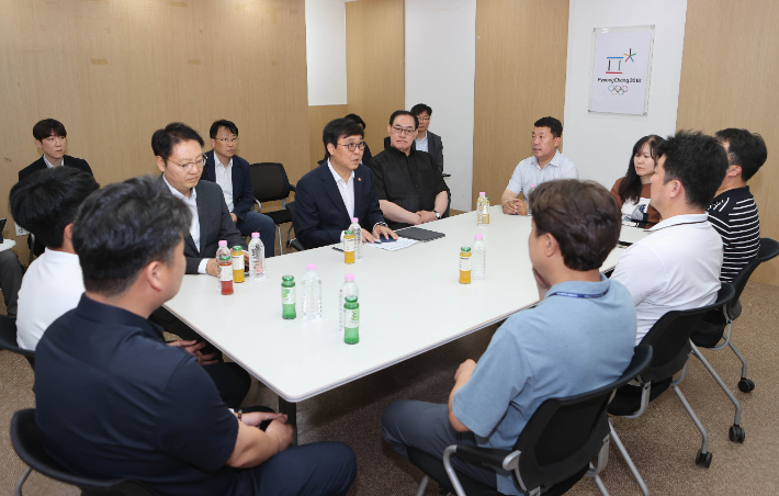 최휘영 문화체육관광부 장관이 19일 서울 송파구 올림픽공원 내 임시사무실에서 대한체육회 및 국민체육진흥공단 관계자와 함께 국민 참정권 침해 집회 상황 등으로 인해 이어지고 있는 경기장 봉쇄 상황과 관련해 올림픽 공원 핸드볼경기장 입주 회원종목단체들과 추가 대책 회의를 하고 있다. 문체부 제공
