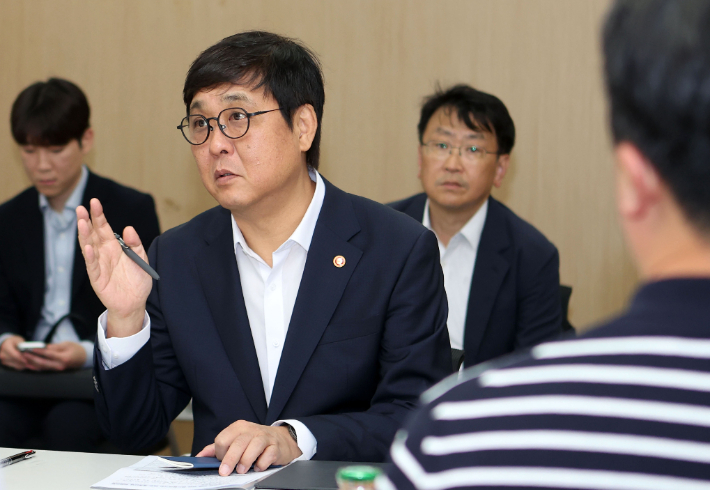 최휘영 문화체육관광부 장관이 19일 서울 송파구 올림픽공원 내 임시사무실에서 대한체육회 및 국민체육진흥공단 관계자와 함께 국민 참정권 침해 집회 상황 등으로 인해 이어지고 있는 경기장 봉쇄 상황과 관련해 올림픽 공원 핸드볼경기장 입주 회원종목단체들과 추가 대책 회의를 하고 있다. 문체부 제공