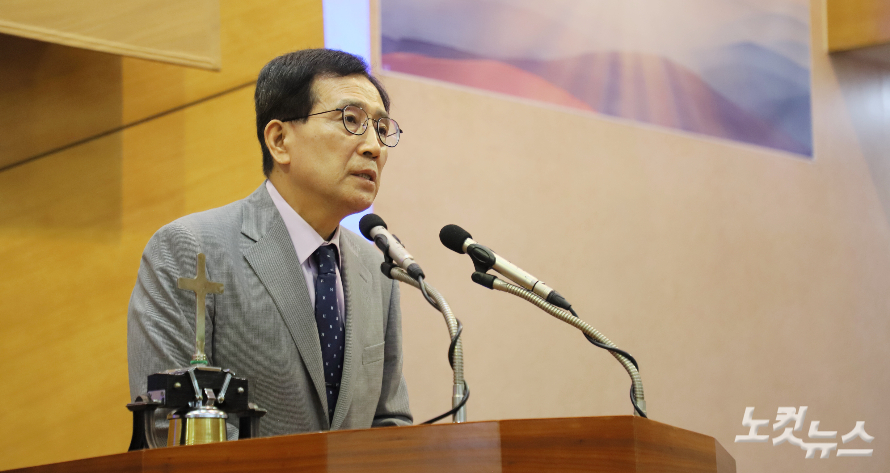 문진 원로목사가 감사 인사를 통해 정해진 구간의 사역을 완주했음을 고백하며, 자신은 뒤에서 묵묵히 기도하는 동역자가 되겠다고 다짐하고 있다. 한세민 기자