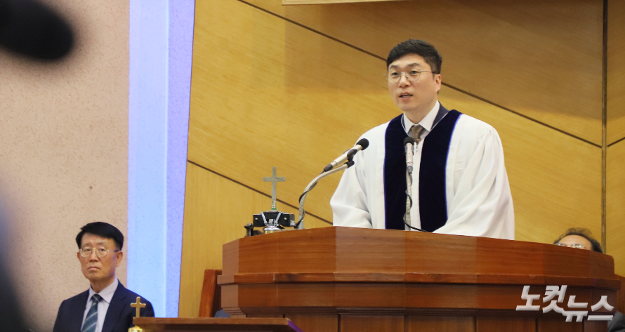 낙원교회의 새로운 영적 구심점이 된 김다니엘 위임목사가 취임 인사를 통해 예수 그리스도만을 따르는 목회를 하겠다고 결단하고 있다. 한세민 기자