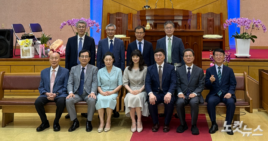 문진 원로목사와 김다니엘 위임목사, 순서 담당자들이 기념촬영을 하고 있다. 조창오 국장