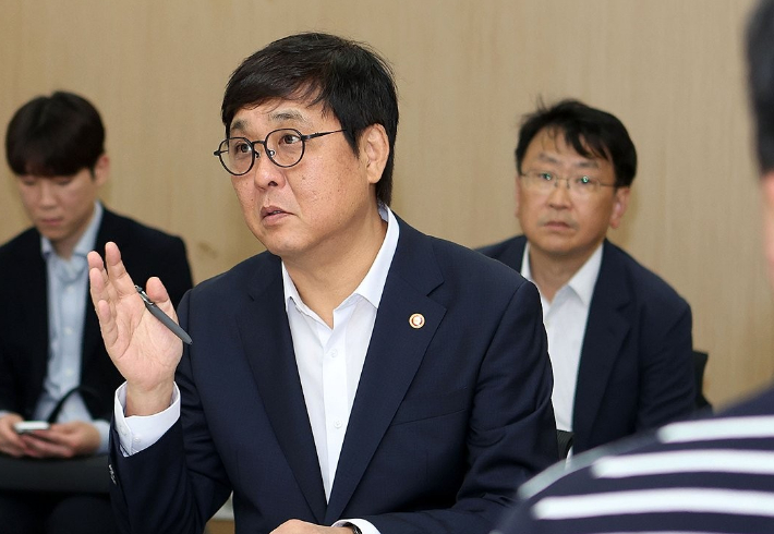 최휘영 문화체육관광부 장관이 19일 서울 송파구 올림픽공원 내 임시 사무실에서 열린 '핸드볼경기장 입주 종목단체 추가 대책 회의'에서 발언하고 있다. 문화체육관광부  