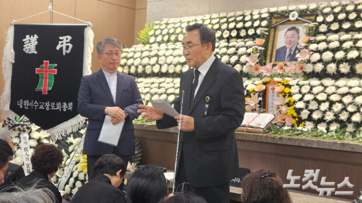 고 림인식 목사 장남 림형석 목사가 18일 예장 통합 서울남노회 주최 위로예배에서 유가족을 대표해 인사를 전하고 있다. 송주열 기자