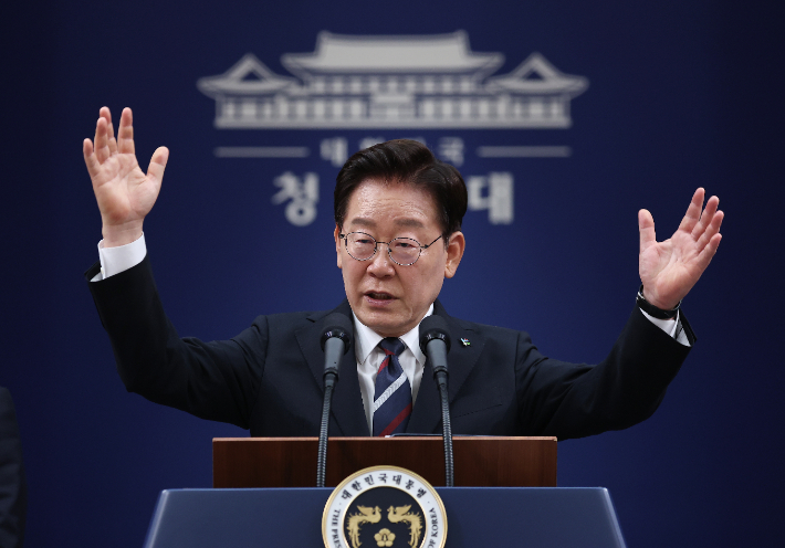 이재명 대통령이 19일 청와대 춘추관에서 열린 G7 참석·유럽 순방 결과 브리핑에서 취재진 질문에 답하고 있다. 연합뉴스