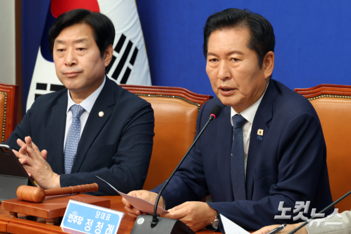 더불어민주당 정청래 대표가 19일 서울 여의도 국회에서 열린 최고위원회의에서 발언을 하고 있다. 윤창원 기자