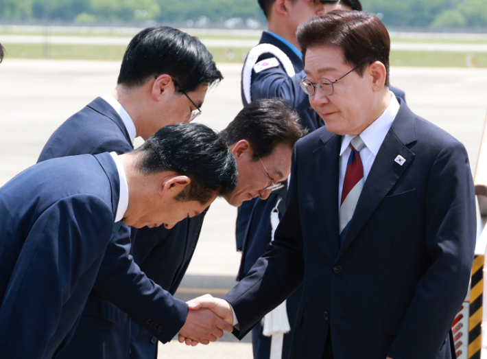 G7 정상회의와 유럽 순방을 마치고 귀국한 이재명 대통령이 18일 성남 서울공항에서 환영나온 더불어민주당 정청래 대표와 인사하고 있다. 연합뉴스