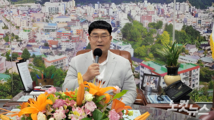 집무실에서 인터뷰를 하고 있는 박상수 삼척시장. 전영래 기자