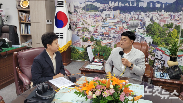 집무실에서 강원영동CBS와 인터뷰를 하고 있는 박상수 삼척시장. 전영래 기자