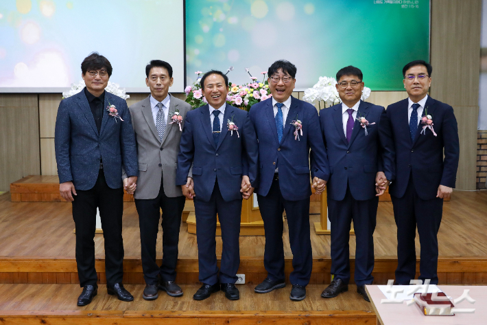 전북장로회총연합회 제13회기를 이끌 신임 임원들이 기념촬영을 하고 있다. 최화랑 기자