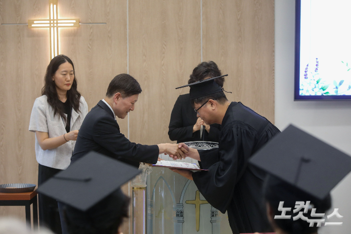 한국기독교장로회 총회 총무 이훈삼 목사가 교단 최초 교육사들에게 수료증을 전달하고 있다. 최화랑 기자