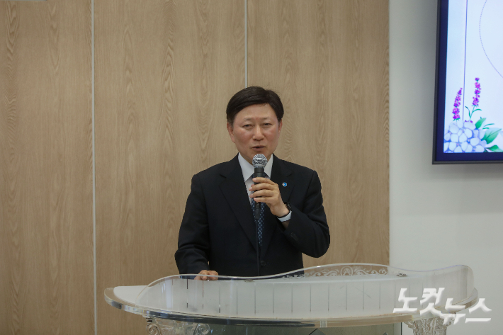 총회 총무 이훈삼 목사가 교단 최초 교육사 탄생을 축하하며 격려의 메시지를 전하고 있다. 최화랑 기자