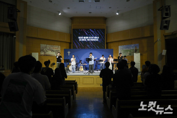 전북 지역 예배팀 카이레인이 첫 오픈워십을 열고 지역 교회와 함께 예배하는 시간을 갖고 있다. 최화랑 기자