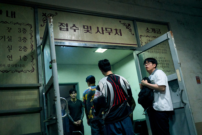 배우 표지훈은 '참교육' 캐스팅 확정하기 전에 홍종찬 감독과 두 차례 미팅가졌다고 밝혔다. 그는 "봉근대가 왜 굳이 교권보호국에 들어가 고생하는지 등 여러 질문을 감독님에게 했는데 흥미롭게 봐주셨다"고 전했다. 넷플릭스 제공