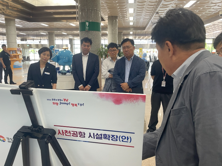 경남대도약준비팀 사천공항 방문. 경남도청 제공 