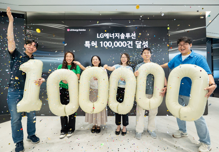 LG에너지솔루션 여의도 본사에서 직원들이 특허 10만 건 돌파 기념 촬영을 하고 있다. LG엔솔 제공