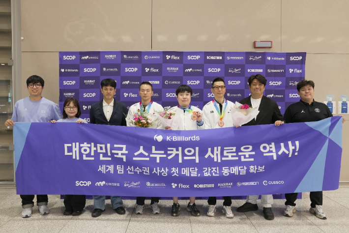 귀국 뒤 기념 촬영한 선수단과 연맹 관계자들. 연맹 