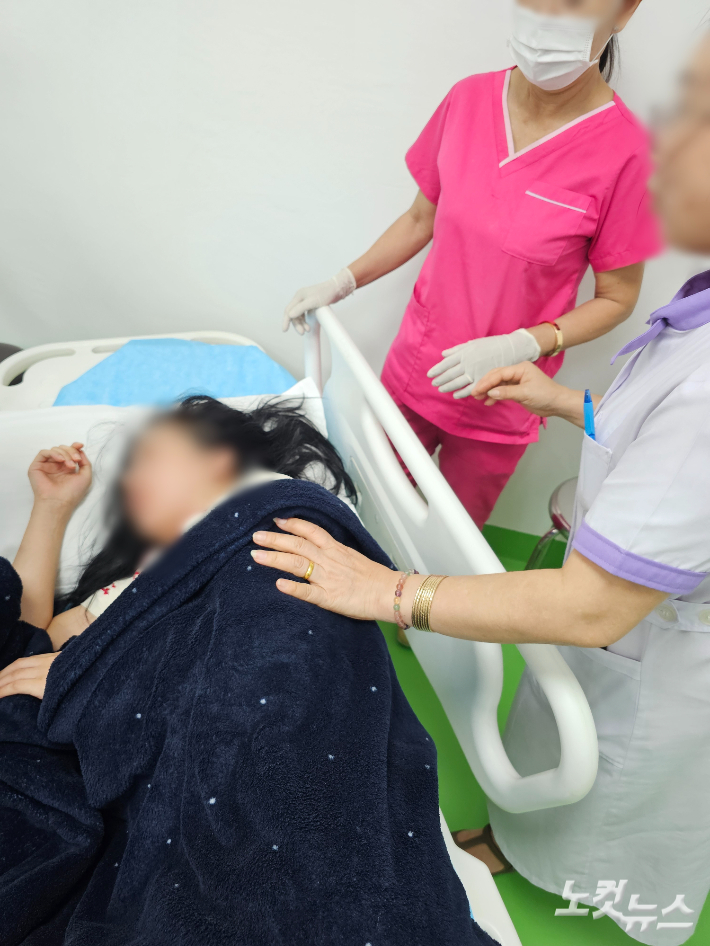 범죄조직에 감금돼 있다 구조돼 병원에 옮겨진 한국인 여성. 현지 교민 제공