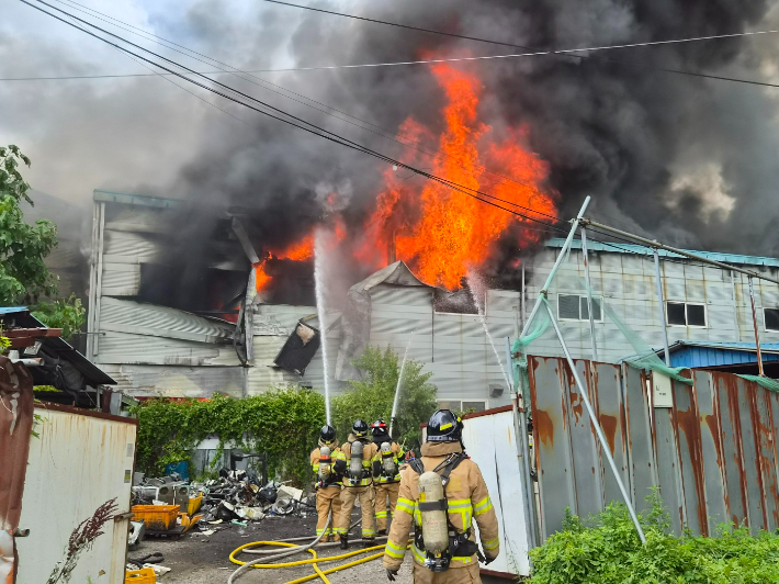 21일 오후 2시 10분쯤 광주 광산구 평동일반산업단지 내 한 공장에서 불이나 소방당국이 화재 진화에 나섰다. 광주시소방안전본부 제공