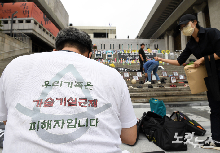 서울 종로구 세종문화회관 계단에서 가습기 살균제로 인해 목숨을 잃은 희생자 가족들이 고인들의 유품을 전시한 모습. 황진환 기자