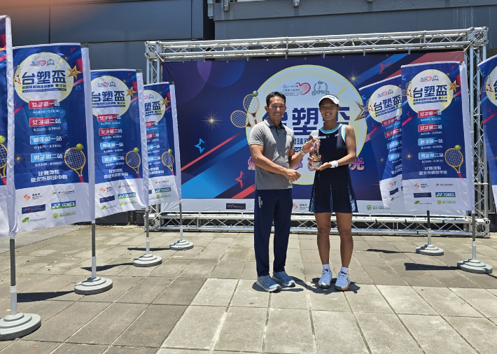 올해 3번째 ITF 국제 대회 단식 정상에 오른 백다연. NH농협은행 