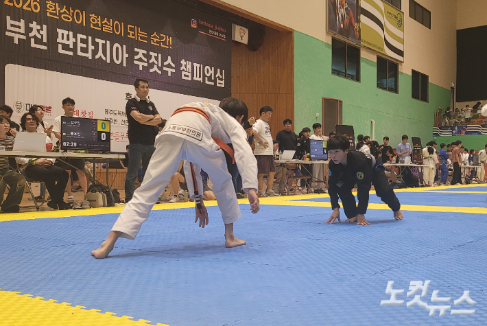 팀토마 김규민(오른쪽) 선수가 한동수 관장의 지도에 맞춰 경기를 펼치고 있다. 박창주 기자